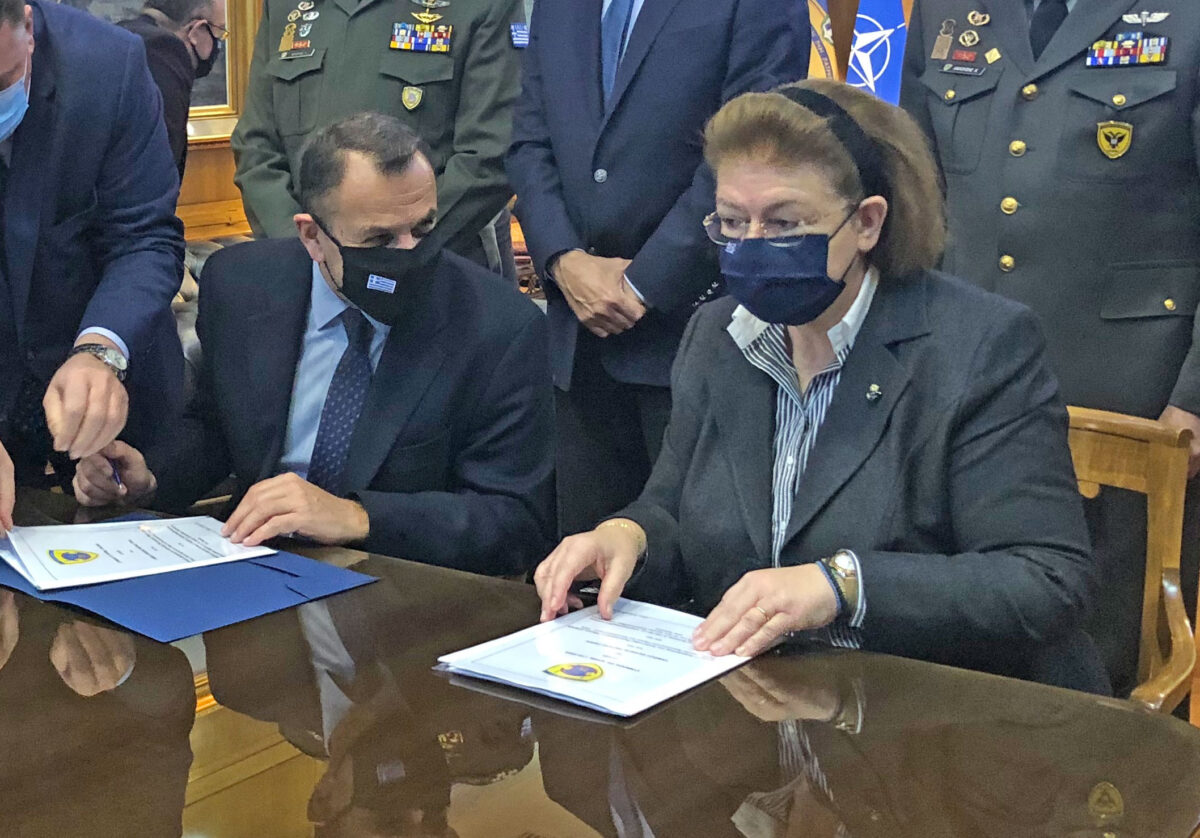 Από την υπογραφή της σύμβασης για τη μετατροπή των κτηρίων του πρώην στρατοπέδου Πούλιου σε μουσειακό πυρήνα των Τρικάλων (φωτ.: ΥΠΠΟΑ).