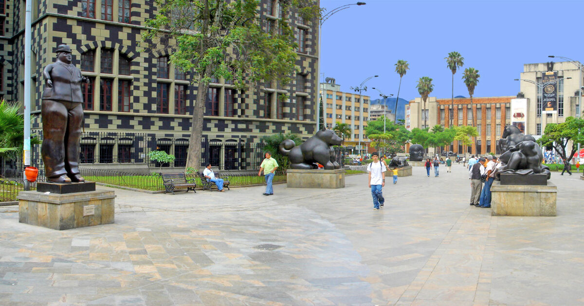 Γλυπτά του Φερνάντο Μποτέρο στην πλατεία της πόλης Μεντεγίν (φωτ.: Wikimedia Commons).