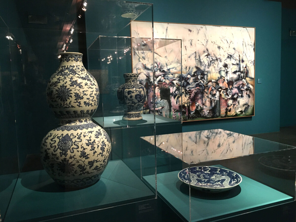 Άποψη της έκθεσης του Ali Banisadr με τίτλο «Ultramarinus – Beyond the Sea / Πέρα από τη θάλασσα» που φιλοξενείται στο Μουσείο Μπενάκη.