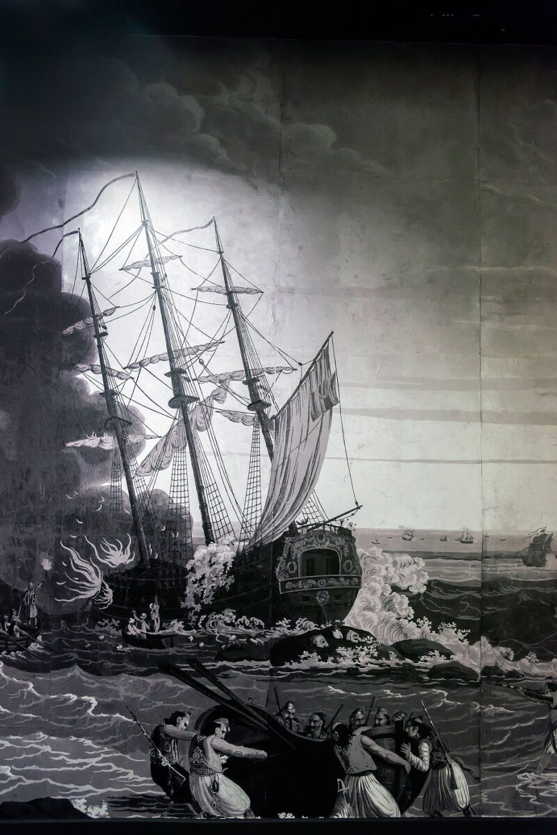 Η πανοραμική εικόνα που παρουσιάζεται στον εκθεσιακό χώρο του Αεροδρομίου αντιγράφει ένα Πανοραμικό Χαρτί Ταπετσαρίας που τυπώθηκε στη Γαλλία το 1828. Οι παραστάσεις αναπαριστούν διάσημες αρχαιοελληνικές τοποθεσίες καθώς και σκηνές από τον Αγώνα των Ελλήνων (φωτ.: Ηλίας Γεωργουλέας).