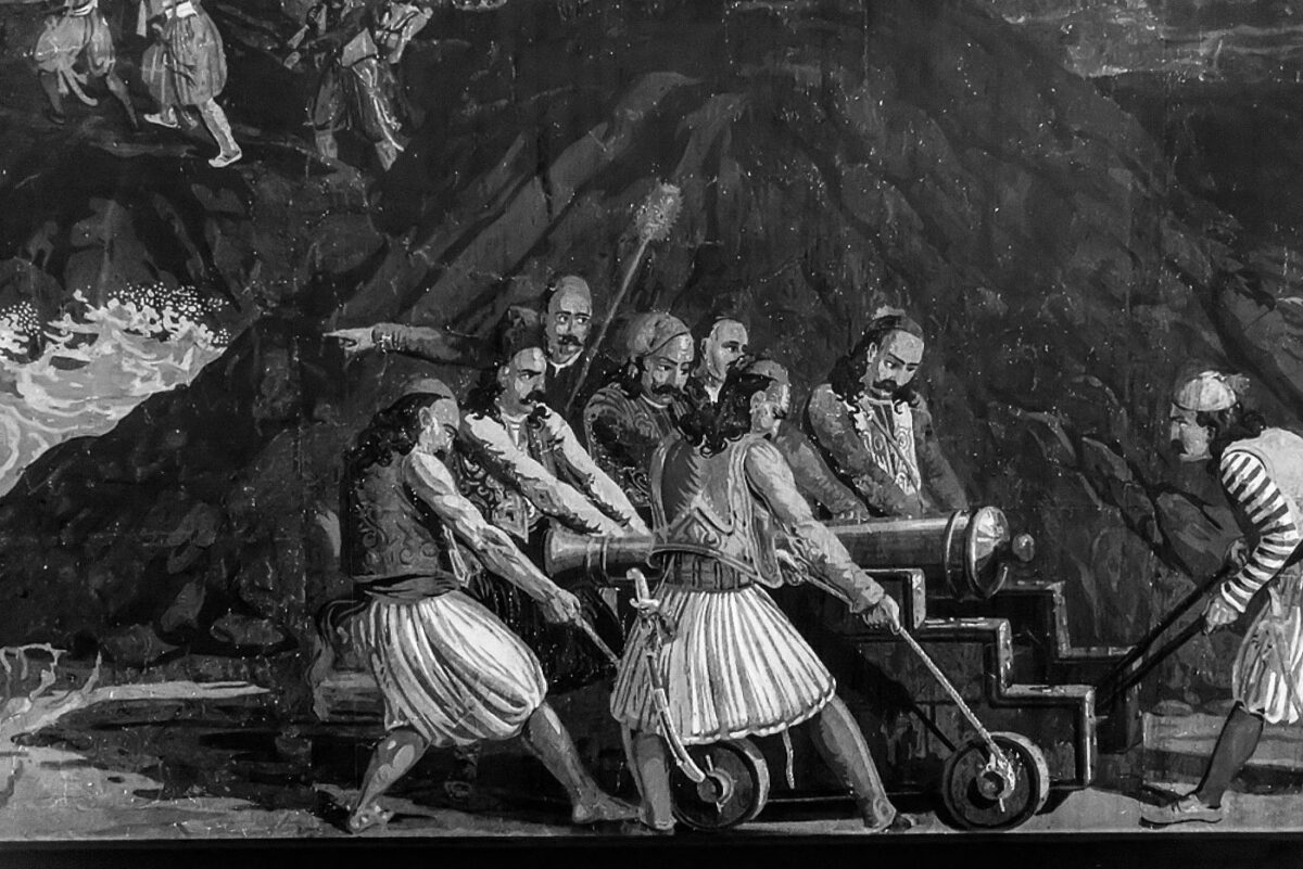 Η πανοραμική εικόνα που παρουσιάζεται στον εκθεσιακό χώρο του Αεροδρομίου αντιγράφει ένα Πανοραμικό Χαρτί Ταπετσαρίας που τυπώθηκε στη Γαλλία το 1828. Οι παραστάσεις αναπαριστούν διάσημες αρχαιοελληνικές τοποθεσίες καθώς και σκηνές από τον Αγώνα των Ελλήνων (φωτ.: Ηλίας Γεωργουλέας).
