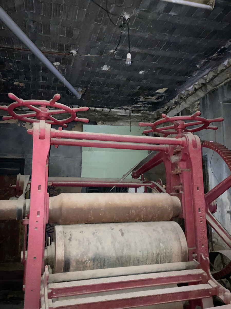 Στη «Βιοτεχνία Ελληνικών Μαντηλιών» (ΒΕΜ). Φωτ.: ΥΠΠΟΑ.