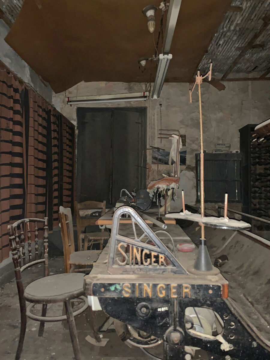 Στη «Βιοτεχνία Ελληνικών Μαντηλιών» (ΒΕΜ). Φωτ.: ΥΠΠΟΑ.