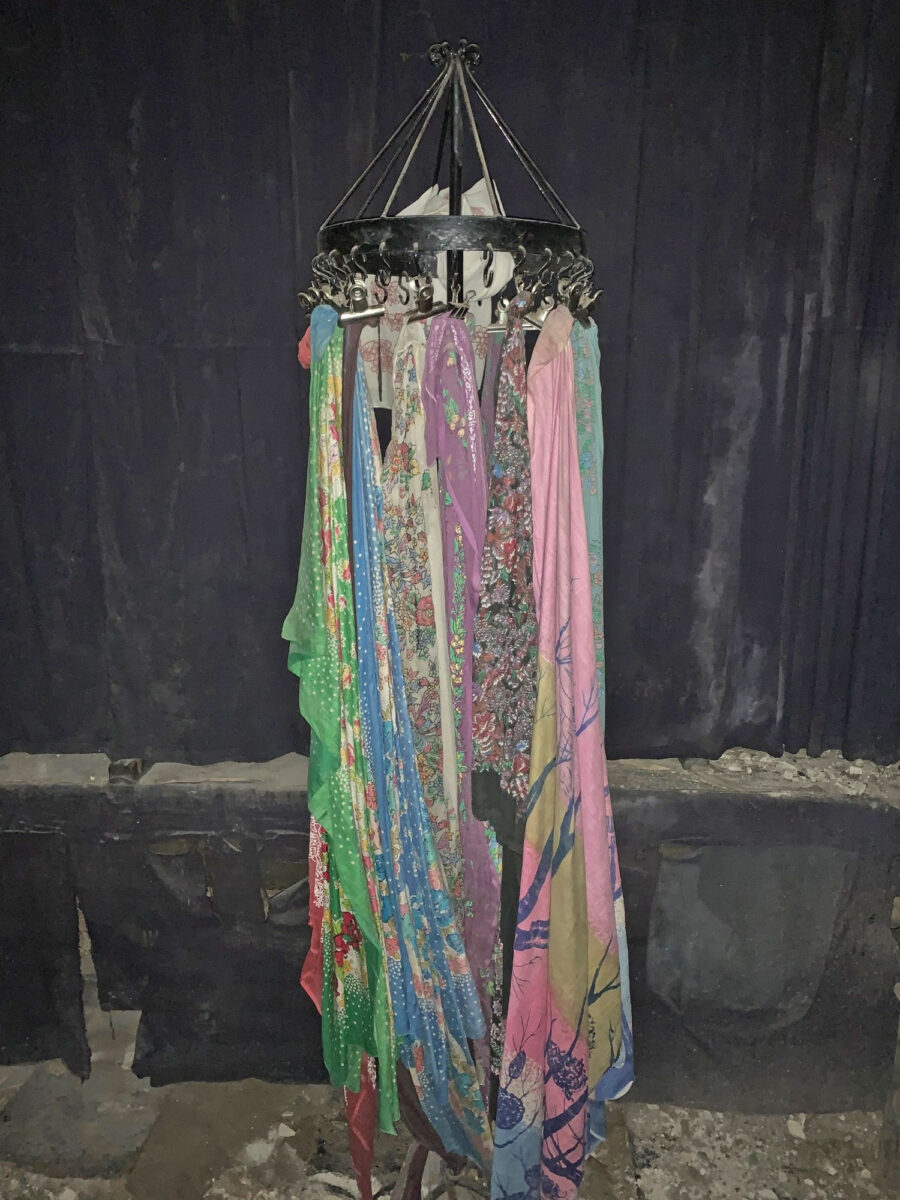 Στη «Βιοτεχνία Ελληνικών Μαντηλιών» (ΒΕΜ). Φωτ.: ΥΠΠΟΑ.