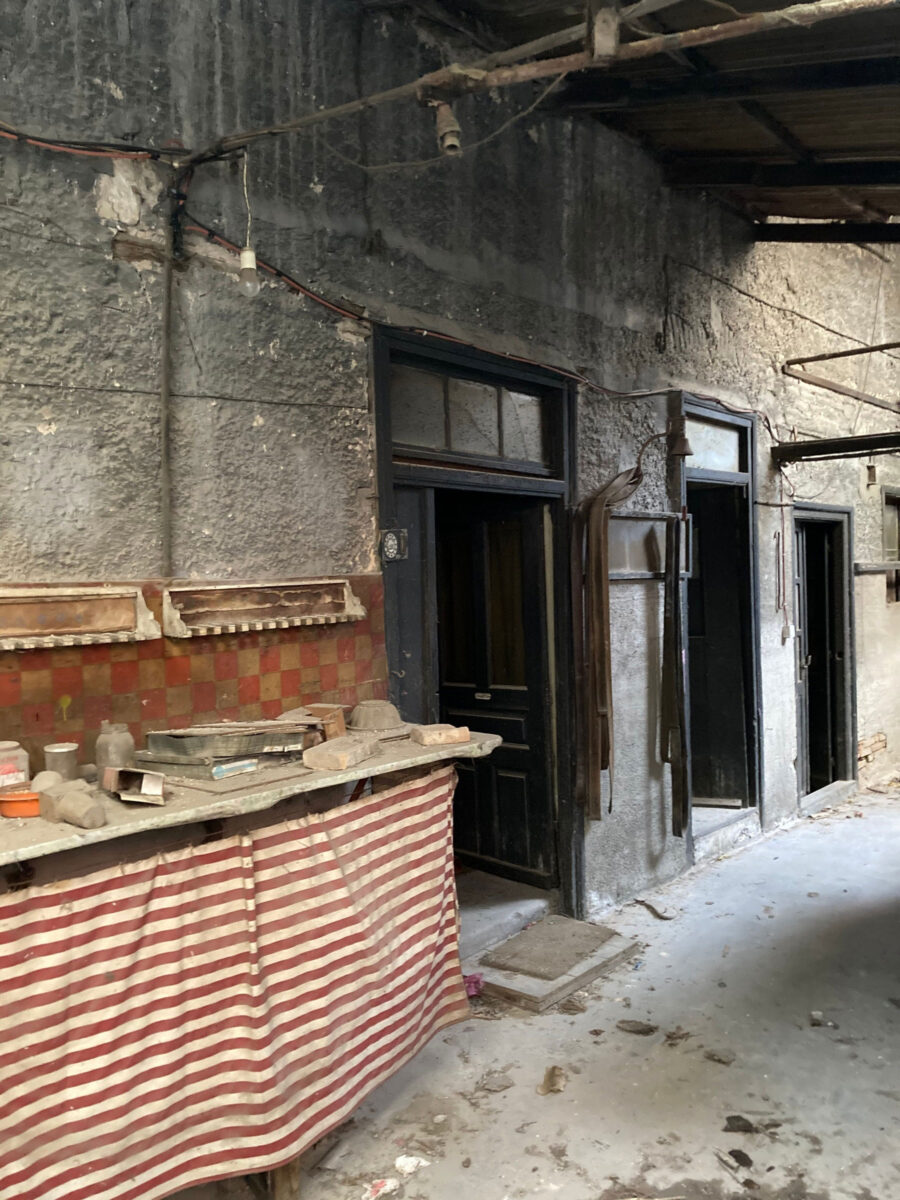 Στη «Βιοτεχνία Ελληνικών Μαντηλιών» (ΒΕΜ). Φωτ.: ΥΠΠΟΑ.