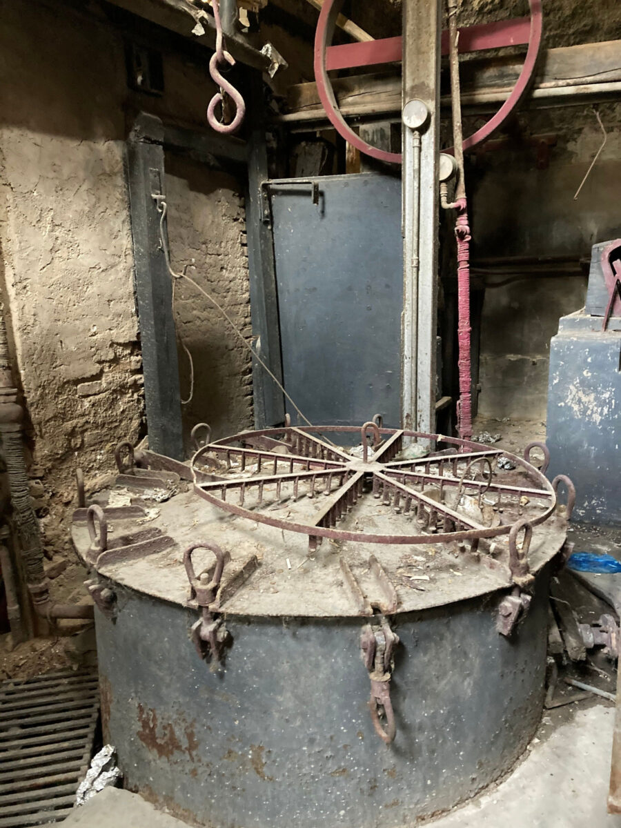 Στη «Βιοτεχνία Ελληνικών Μαντηλιών» (ΒΕΜ). Φωτ.: ΥΠΠΟΑ.