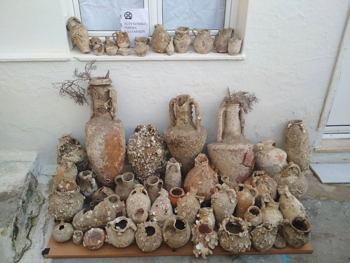 Οι αρχαιότητες που κατασχέθηκαν στην Κάλυμνο (φωτ.: Ελληνική Αστυνομία).