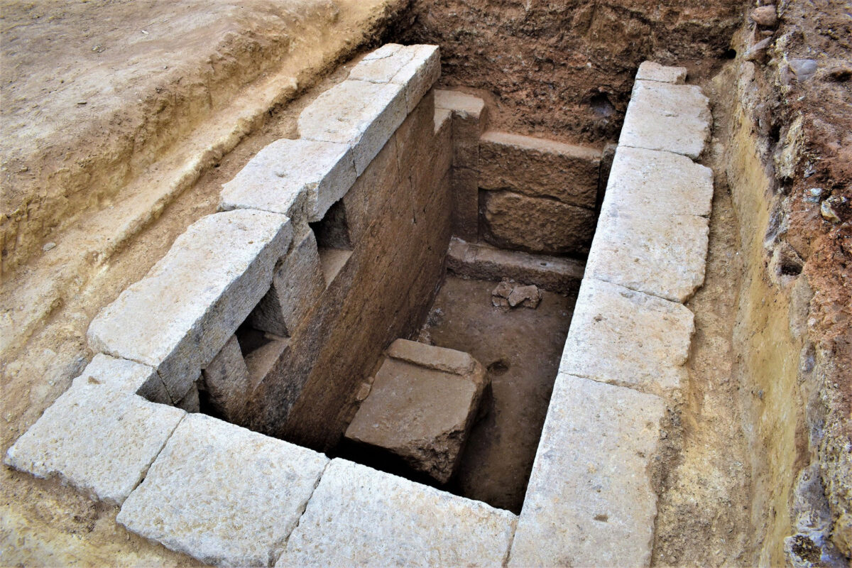 Το εσωτερικό του τάφου (φωτ.: ΥΠΠΟΑ).