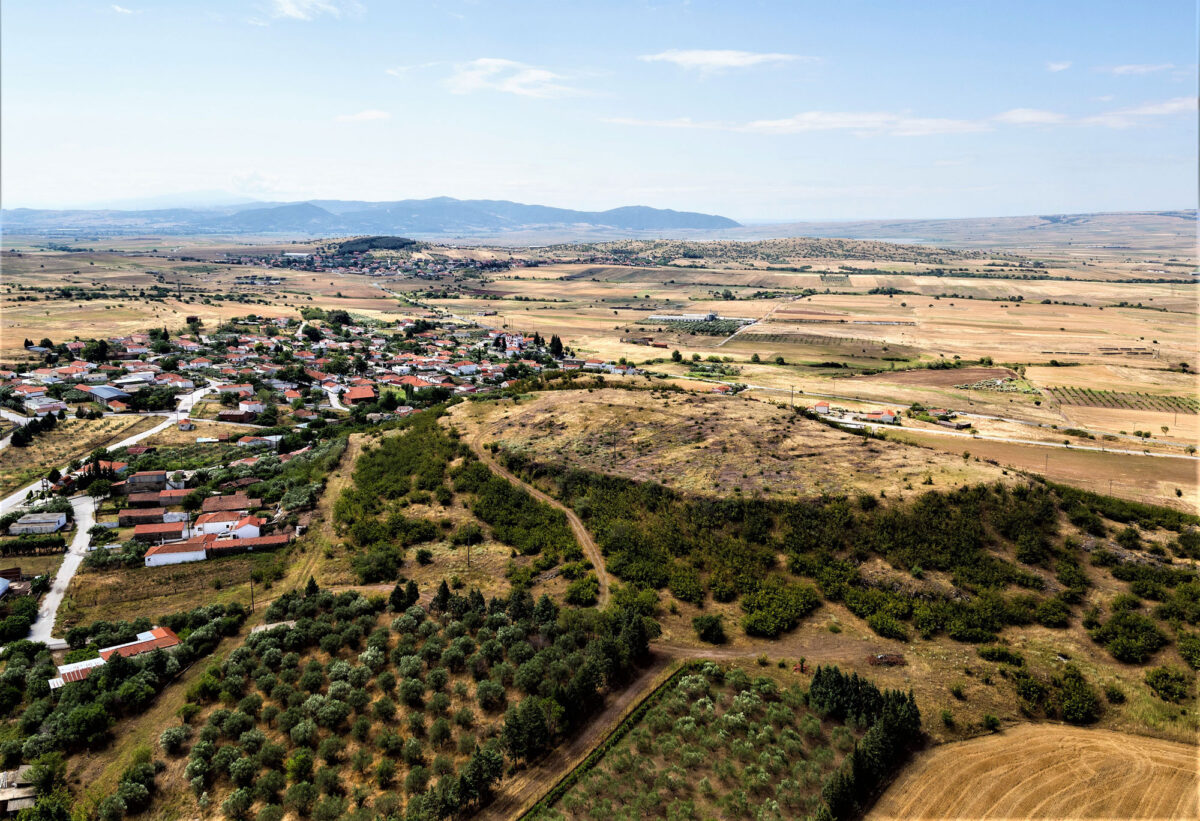 Aεροφωτογραφία του λόφου βορειοανατολικά του σύγχρονου οικισμού των Άνω Αποστόλων του Δήμου Κιλκίς. Στη θέση αυτή τοποθετείται η αρχαία πόλη της Μορρύλου (© ΕΦΑ Κιλκίς - ΥΠΠΟΑ, φωτ.: Θάνος Καρτσόγλου).