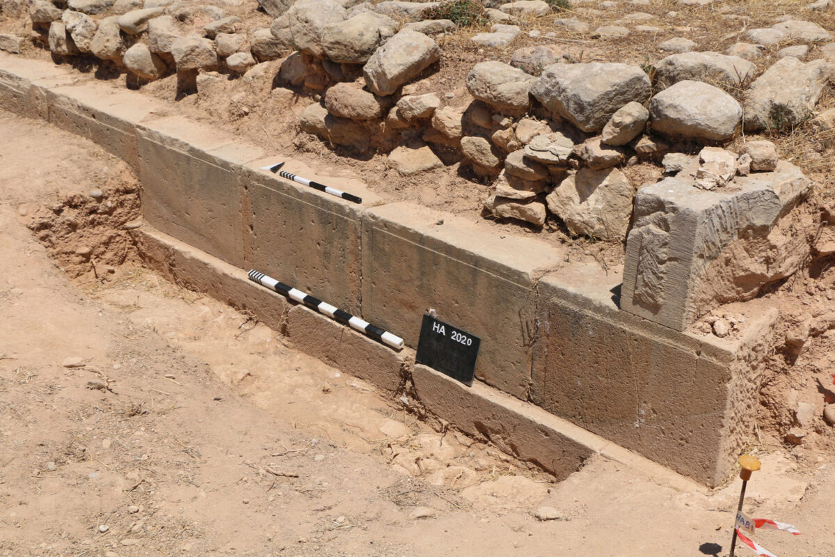 Η έρευνα στη βάση θεμελίωσης των λαξευτών λίθων του εντυπωσιακού νότιου τοίχου και η υψομετρική της διαφορά σε σχέση με άλλα σημεία του φυσικού βράχου αποκάλυψαν ότι το ανάκτορο είχε ανεγερθεί στο ψηλότερο σημείο της ακρόπολης (φωτ.: Τμήμα Αρχαιοτήτων Κύπρου).