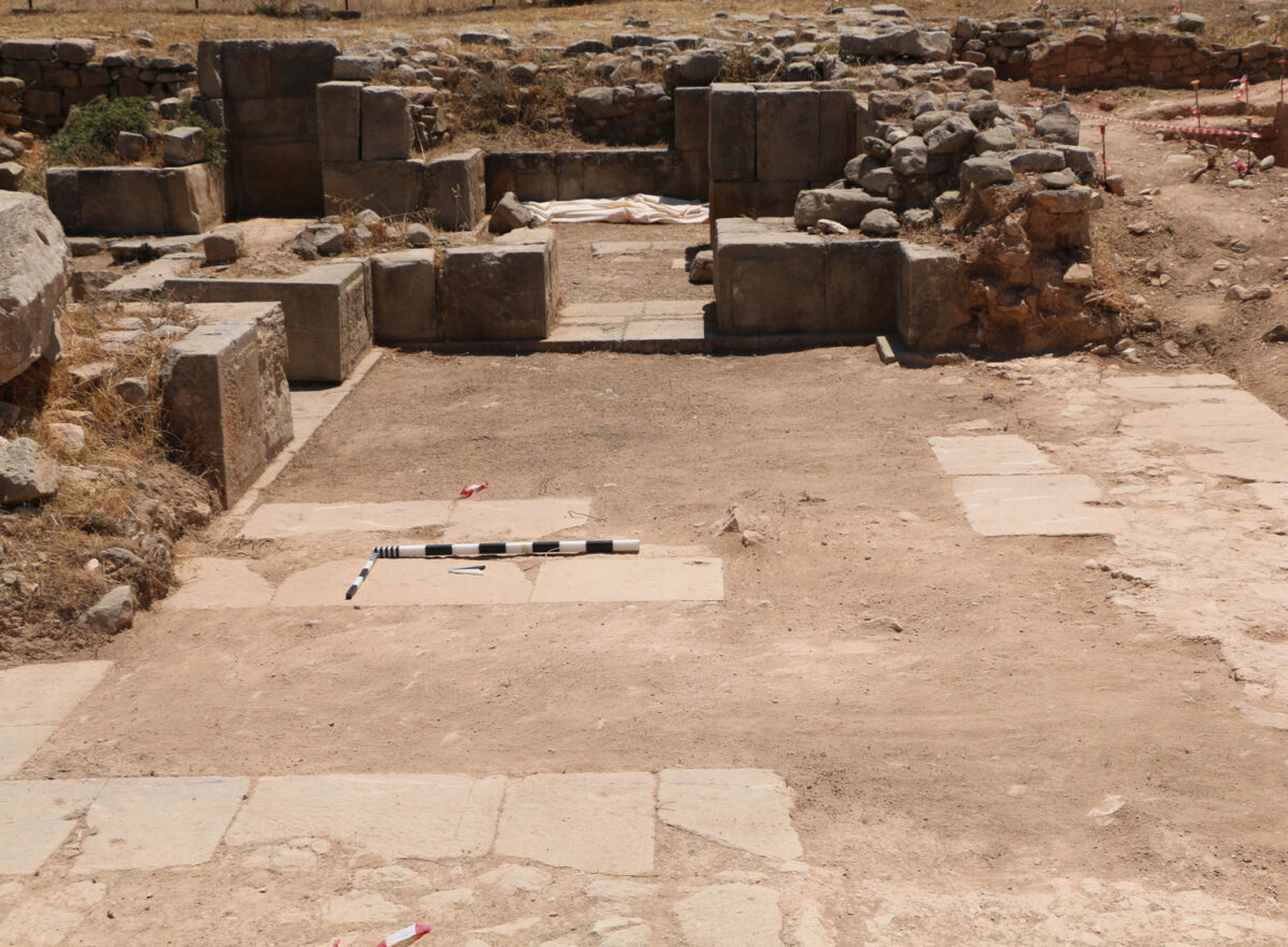 Τα δάπεδα των αιθουσών του ανακτόρου είναι 2,5 μ. ψηλότερα από τα δάπεδα του εργαστηριακού συμπλέγματος (φωτ.: Τμήμα Αρχαιοτήτων Κύπρου).