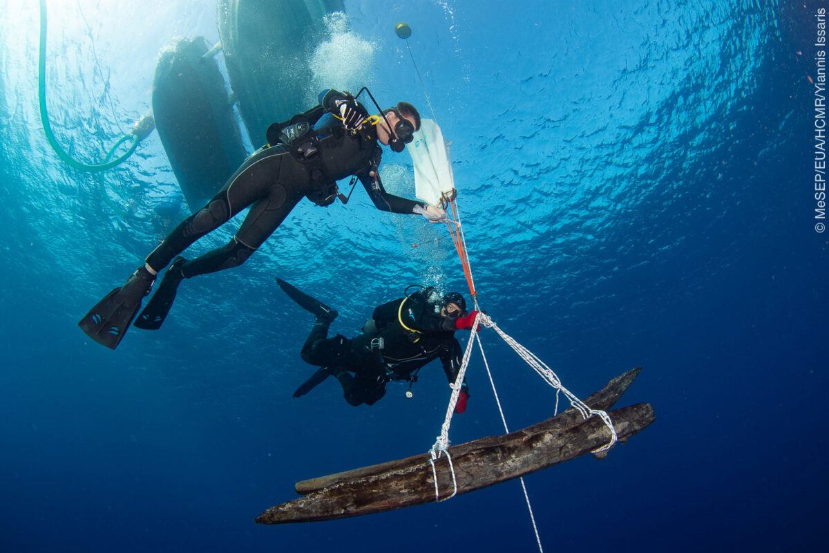 Ανέλκυση δύο τμημάτων νομέων του πλοίου (φωτ.: Γ. Ίσσαρης).