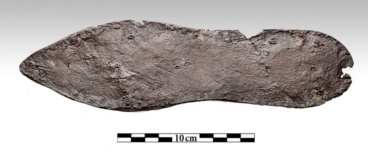 Τμήμα δερμάτινου υποδήματος κατά τη διαδικασία συντήρησης (φωτ.: Π. Βεζυρτζής).