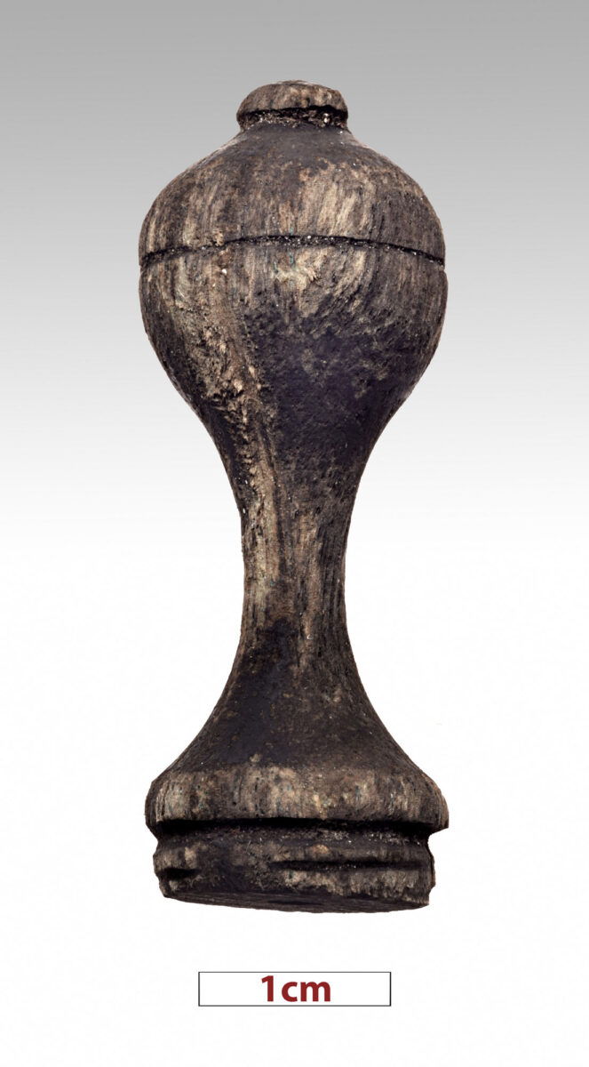 Τμήμα ξύλινου πιονιού σκακιού (φωτ.: Π. Βεζυρτζής).