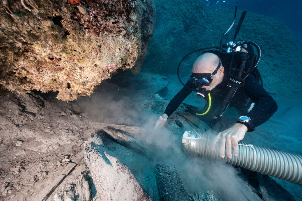 Ανασκαφή στο χώρο της Τομής 2020, όπου φαίνονται νομείς και άλλα ξύλα του πλοίου κάτω από τα βράχια (φωτ.: Β. Τσιαΐρης).