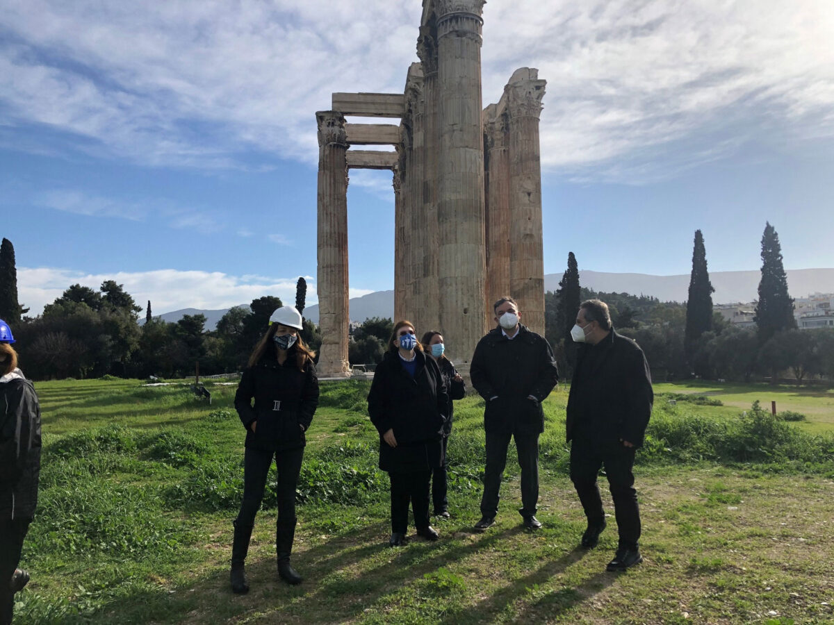 Αυτοψία στον Ναό του Ολυμπίου Διός στην Αθήνα πραγματοποίησε η υπουργός Πολιτισμού  και Αθλητισμού (φωτ.: ΥΠΠΟΑ).