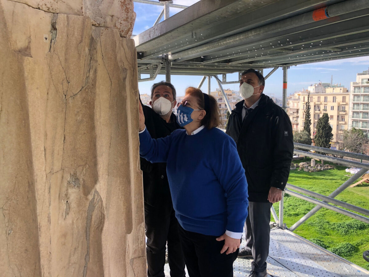 Αυτοψία στον Ναό του Ολυμπίου Διός στην Αθήνα πραγματοποίησε η υπουργός Πολιτισμού  και Αθλητισμού (φωτ.: ΥΠΠΟΑ).