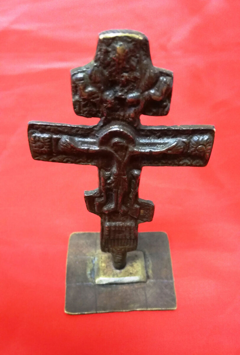 Ο χάλκινος σταυρός που κατασχέθηκε στο σπίτι του 67χρονου (φωτ.: Ελληνική Αστυνομία).