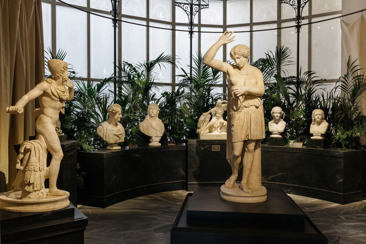 Άποψη της έκθεσης «Αρχαιολατρεία και Φιλελληνισμός. Συλλογή Θανάση και Μαρίνας Μαρτίνου», που φιλοξενείται στο Μουσείο Κυκλαδικής Τέχνης (φωτ.: Πάρις Ταβιτιάν). 