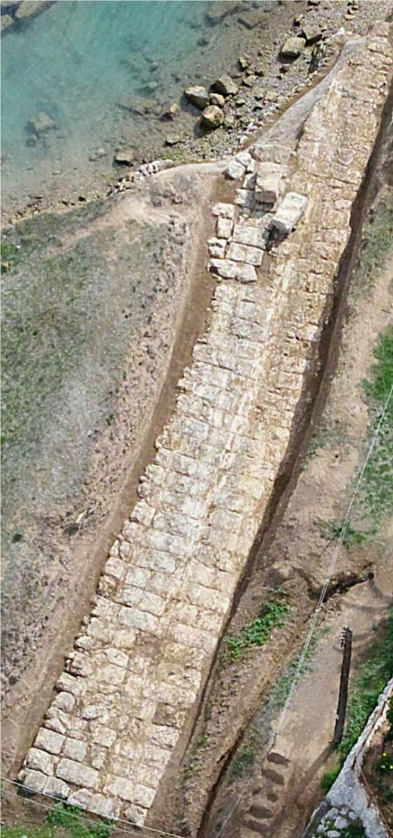 Τμήμα του Αρχαίου Δίολκου (φωτ.: ΕΦΑ Κορινθίας).