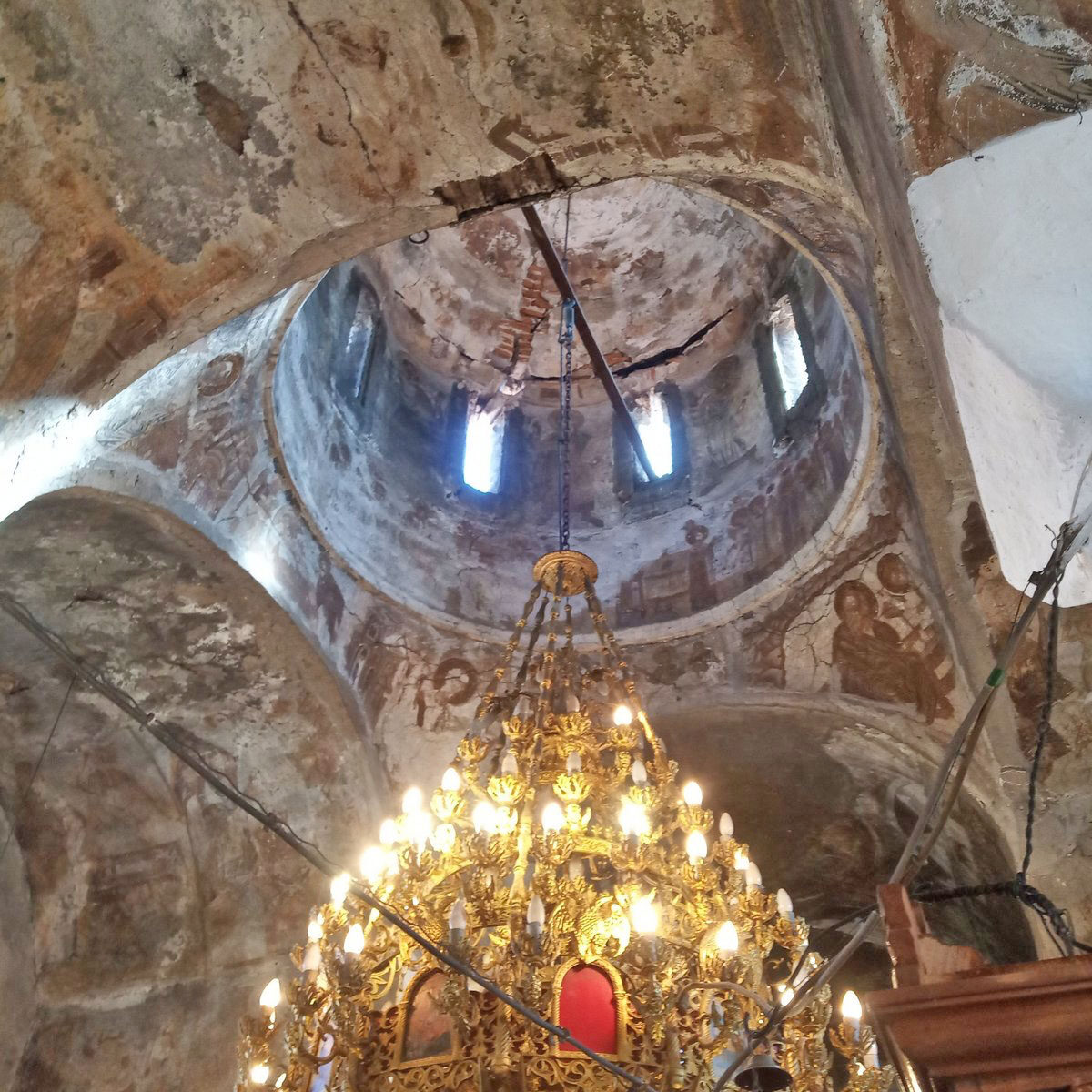 Στη μονή του Προφήτη Ηλία, στον Τύρναβο, αποκολλήθηκε ο βόρειος τοίχος από τη στέγη (φωτ.: ΥΠΠΟΑ).