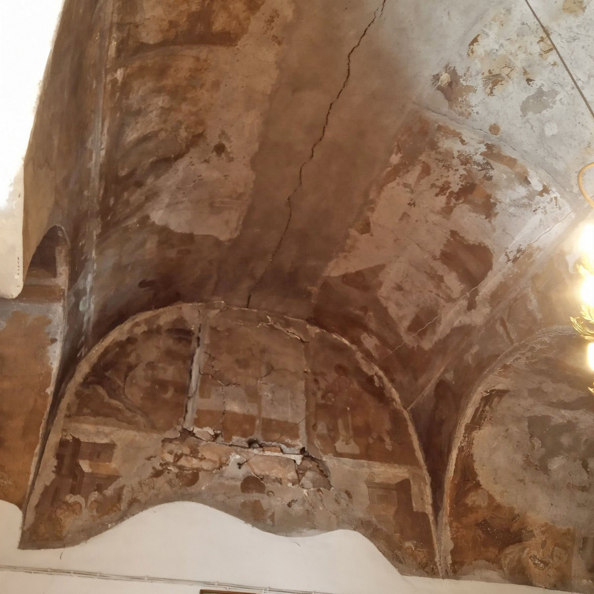 Οριζόντιο σκίσιμο στον τρούλο του Προφήτη Ηλία στον Τύρναβο (φωτ.: ΥΠΠΟΑ).