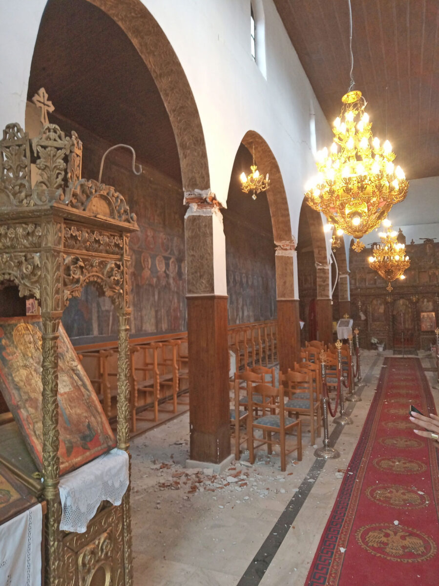 Στην Ελασσόνα, ο κεντρικός ναός του Αγίου Νικολάου, ιστορικό διατηρητέο μνημείο, με παλαιό τέμπλο και αγιογραφίες του 1743, εμφανίζει σοβαρές ρωγμές και κινδυνεύει με κατάρρευση (φωτ.: ΥΠΠΟΑ).