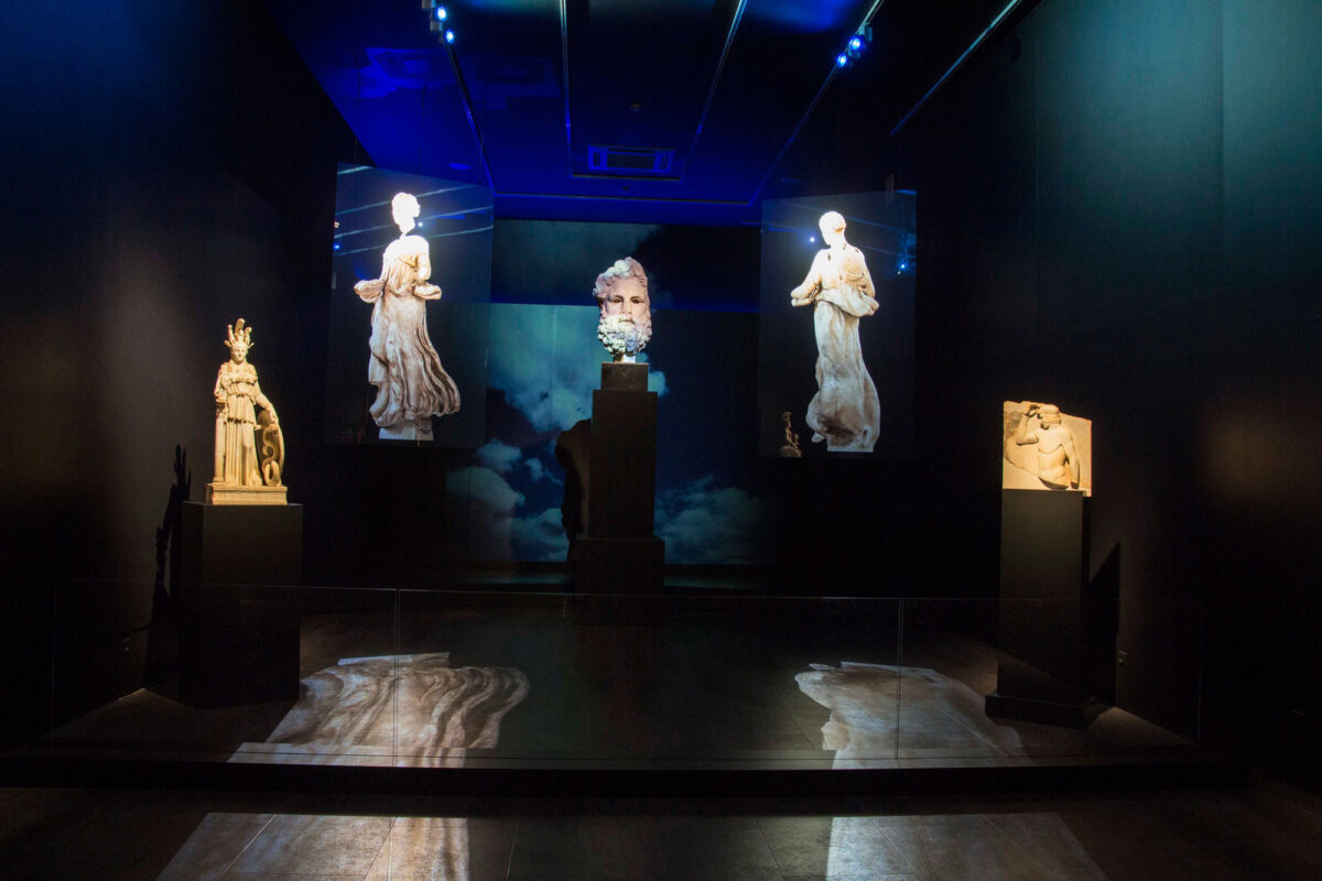 Φωτογραφική άποψη της έκθεσης «Οι Μεγάλες Νίκες. Στα όρια του Μύθου και της Ιστορίας» (© Εθνικό Αρχαιολογικό Μουσείο/ΟΔΑΠ).