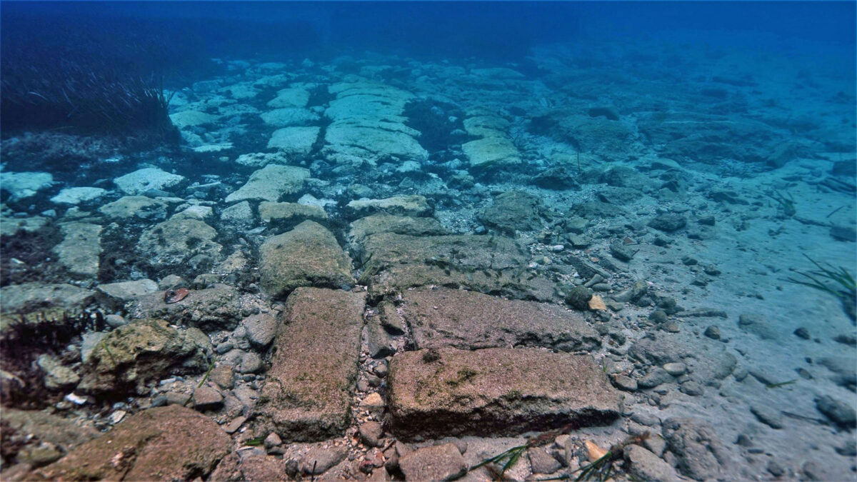 Άποψη της βυθισμένης κατασκευής, πιθανόν τείχους ή λιμενοβραχίονα, στα νότια του Πόρου (φωτ.: ΥΠΠΟΑ).