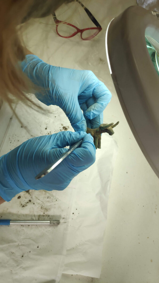 Το χάλκινο ειδώλιο ταύρου στο εργαστήριο συντήρησης της Εφορείας Αρχαιοτήτων Ηλείας (φωτ.: ΥΠΠΟΑ).