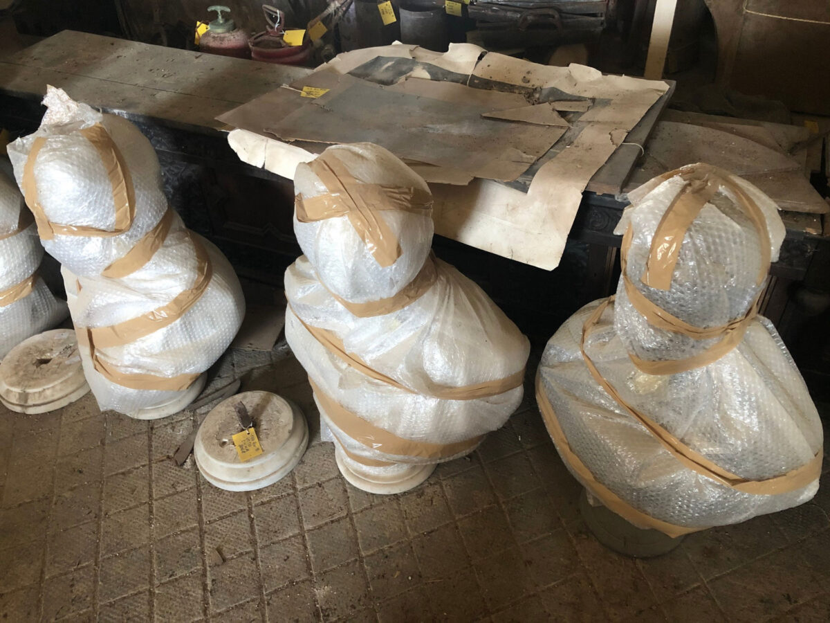 Αποθηκευμένες προτομές στο Βουστάσιο (φωτ.: ΥΠΠΟΑ).