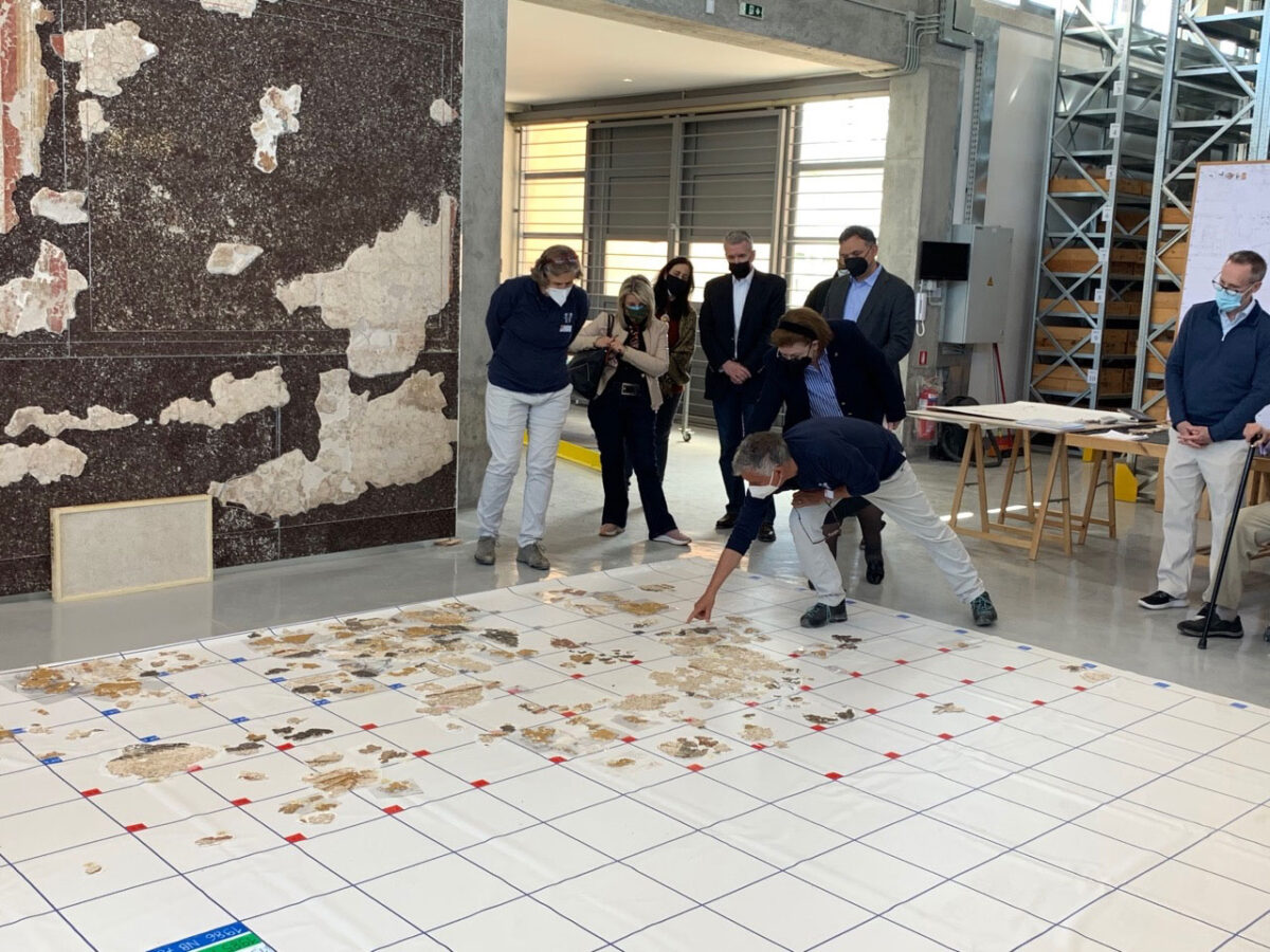 Η σύνθεση των τοιχογραφιών στις αρχαιολογικές αποθήκες (φωτ.: ΥΠΠΟΑ).