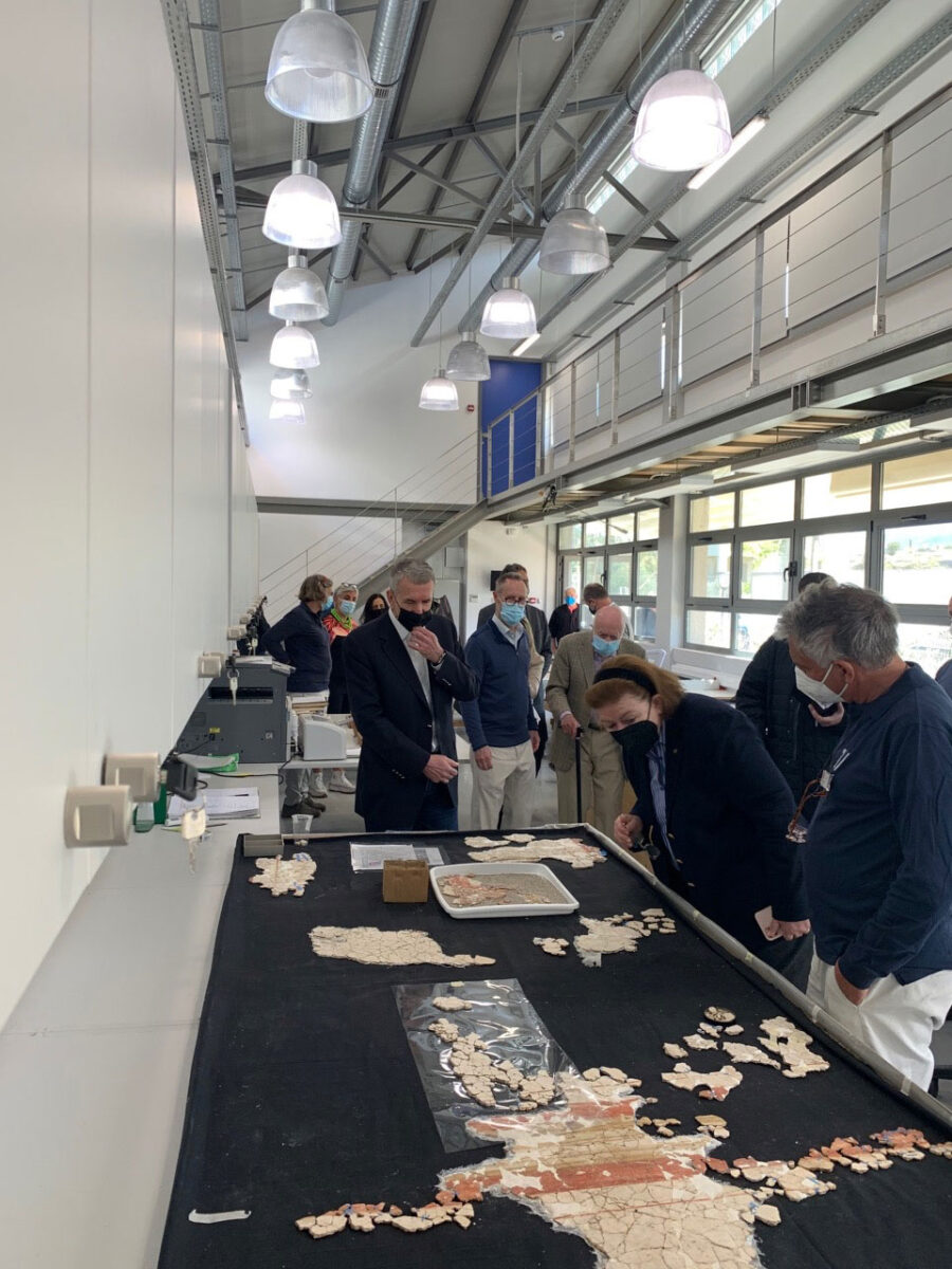 Στις αρχαιολογικές αποθήκες της Αμερικανικής Σχολής Κλασικών Σπουδών στην Κόρινθο (φωτ.: ΥΠΠΟΑ).