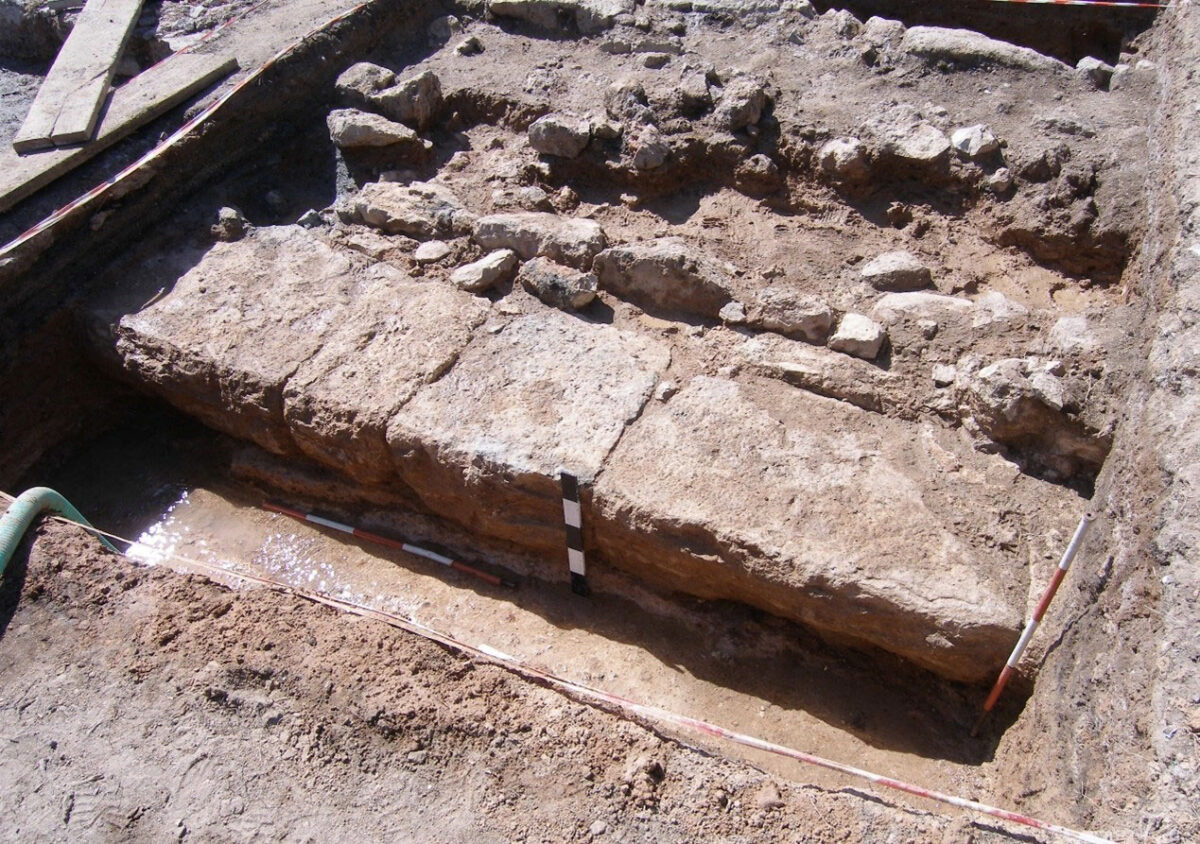 Άποψη μέρους (Α. μετώπου) του τείχους, από τα βορειοανατολικά (φωτ.: ΥΠΠΟΑ).