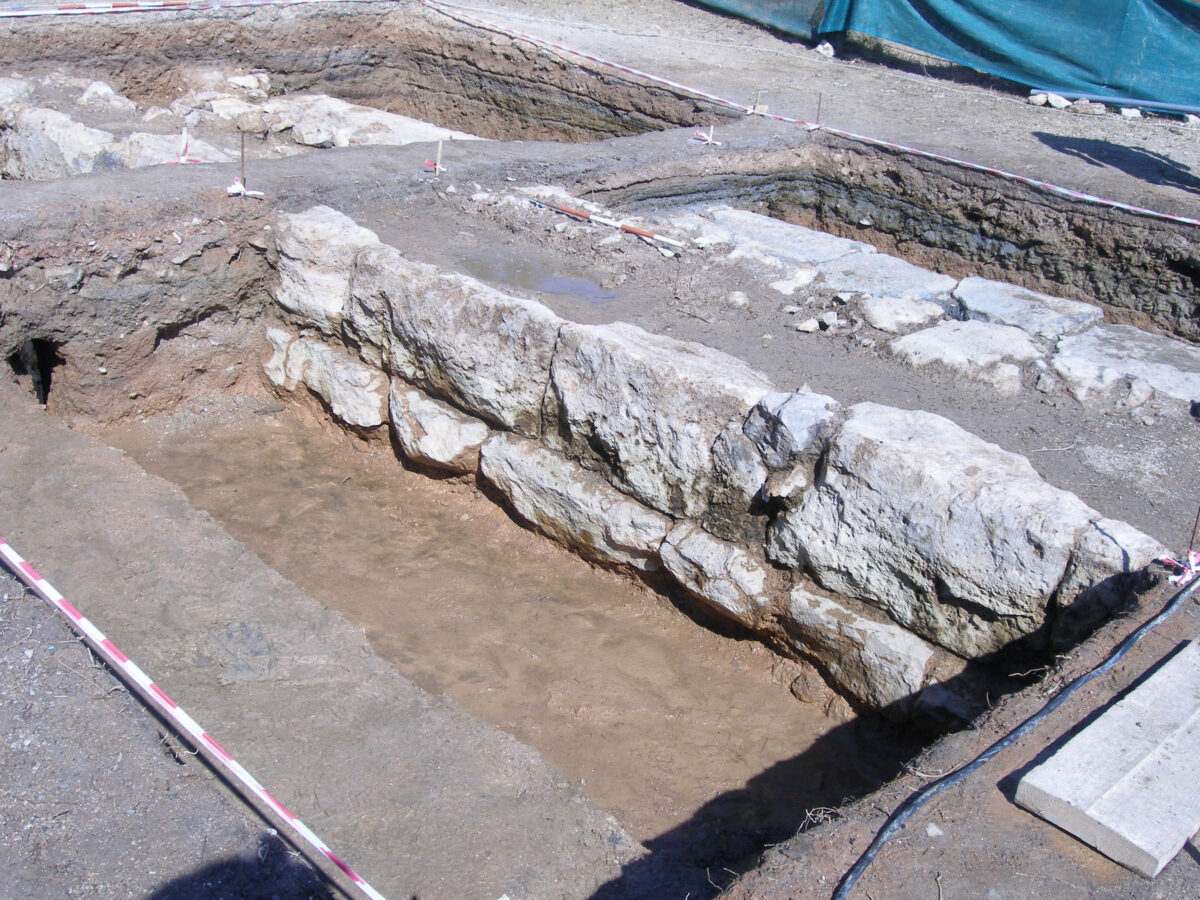 Άποψη μέρους (Δ. μετώπου) του τείχους, από τα νοτιοδυτικά (φωτ.: ΥΠΠΟΑ).