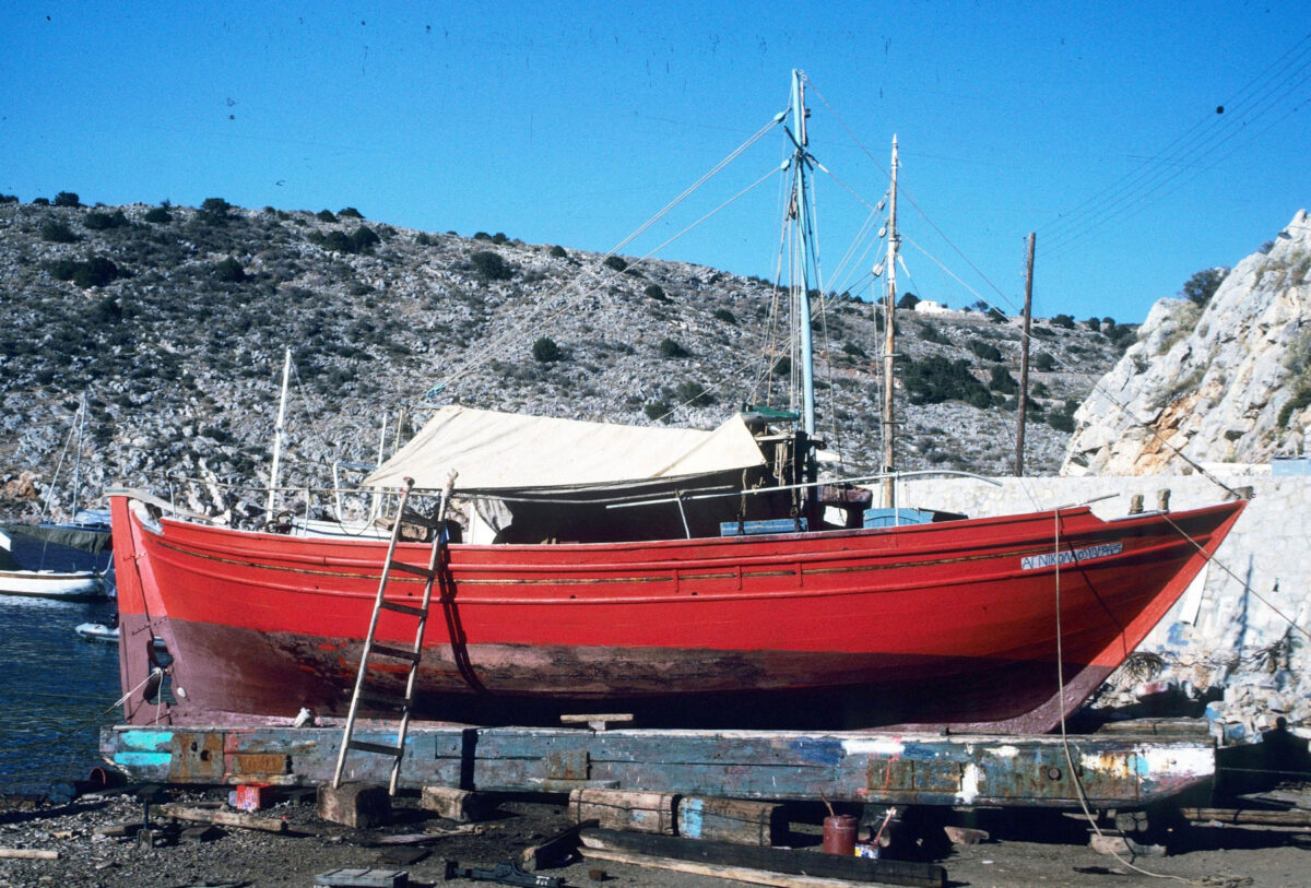 Το τσερνίκι «Άγιος Νικόλαος» κατασκευάστηκε το 1910 στο Κοκκάρι της Σάμου. Είναι κηρυγμένο κινητό μνημείο από το ΥΠΠΟΑ και ένα από τα παλαιότερα σκάφη που διασώζονται στο Αιγαίο. Φωτ.: Κ. Δαμιανίδης, Ύδρα 1990. 