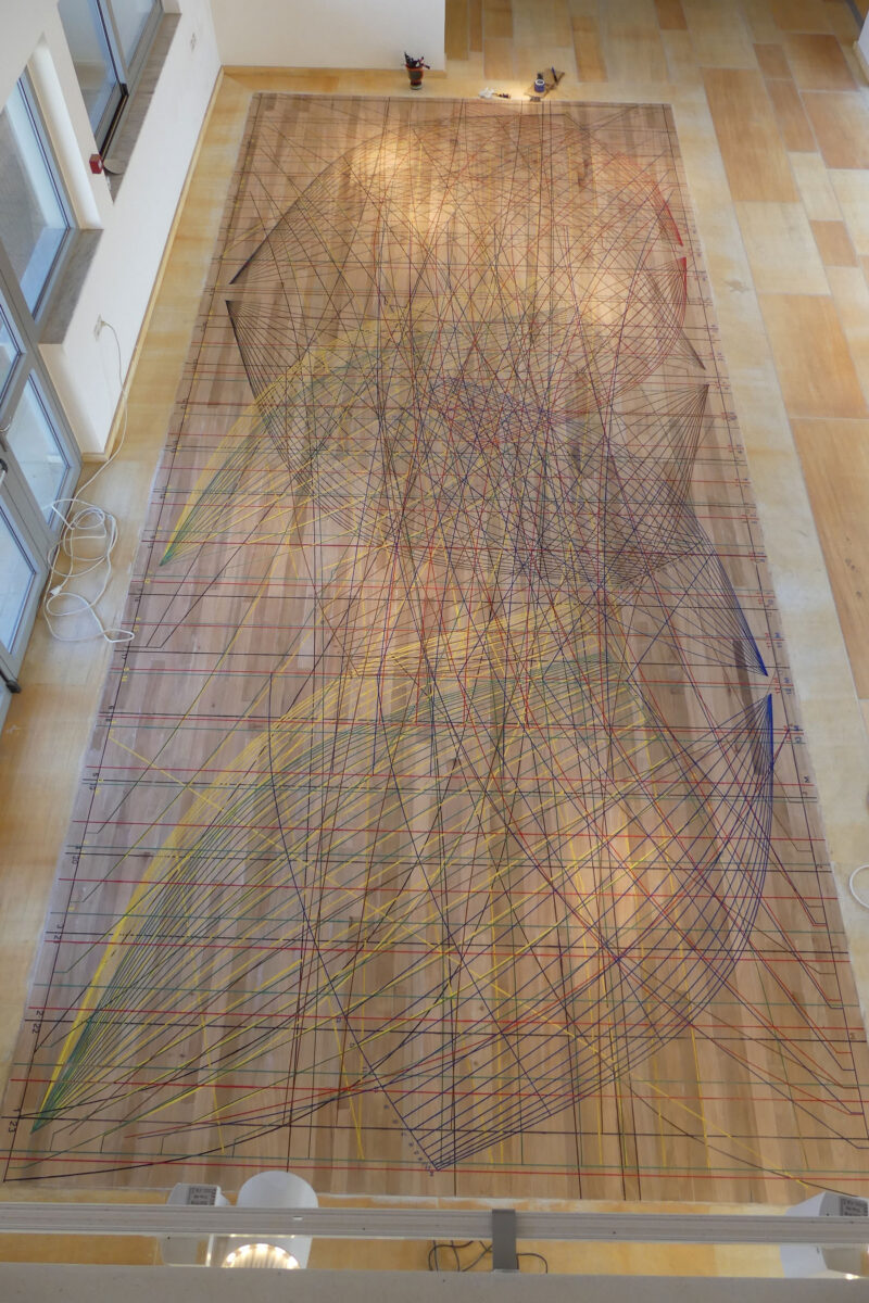 Αντίγραφο της παραδοσιακής «σάλας» (ναυπηγικού δαπέδου) που αποτυπώθηκε στο ναυπηγείο των αδελφών Μαυρίκων στη Σύρο το 1987-1988. Ένα από τα κεντρικά εκθέματα του Μουσείου Ναυπηγικών και Ναυτικών Τεχνών του Αιγαίου στο Ηραίο της Σάμου. Φωτ.: Κ. Δαμιανίδης, Σάμος 2019.