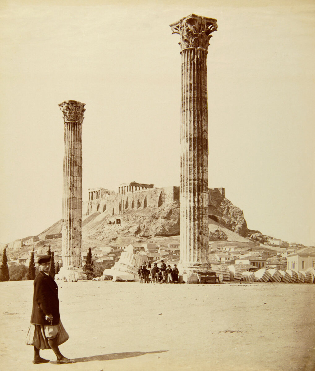 Pascal Sébah (1823-1886) (αποδίδεται), «Ο ναός του Ολυμπίου Διός με την Ακρόπολη στο βάθος», 1872-1874, αλμπουμίνη, 30,2×25,9 εκ. Μουσείο Μπενάκη ΦΑ7.φάκ.3π.440, Νεοελληνική Ιστορική Συλλογή Κωνσταντίνου Τρίπου.