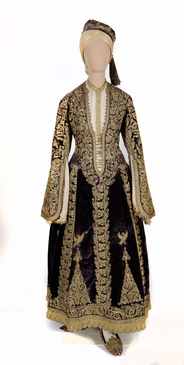Φόρεμα της κυρα-Φροσύνης, τέλη 18ου αι. (ΕΙΜ 1379). Εντυπωσιακό δείγμα αρχοντικής φορεσιάς του 18ου αιώνα, δημιούργημα των εργαστηρίων χρυσοκεντητικής των Ιωαννίνων. Διασώθηκε από στρατιώτες κατά τις επιχειρήσεις στην Ήπειρο το 1854. © ΙΕΕΕ-ΕΙΜ.
