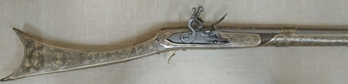 Καριοφίλι του Αλή Πασά, αρχές 19ου αι. (ΕΙΜ 130). Κοντόκαννο τουφέκι (αναφέρεται ως σαρμάς) με μηχανισμό πυρολίθου και αργυρή διακόσμηση. Πολλοί επισκέπτες στο σεράι του Ιτς Καλέ θαύμαζαν τα πολυάριθμα όπλα που ο  Αλή Πασάς συνέλεγε για χρήση, αλλά κυρίως για επίδειξη πλούτου και ανταλλαγή δώρων με επίτιμους καλεσμένους. © ΙΕΕΕ-ΕΙΜ.