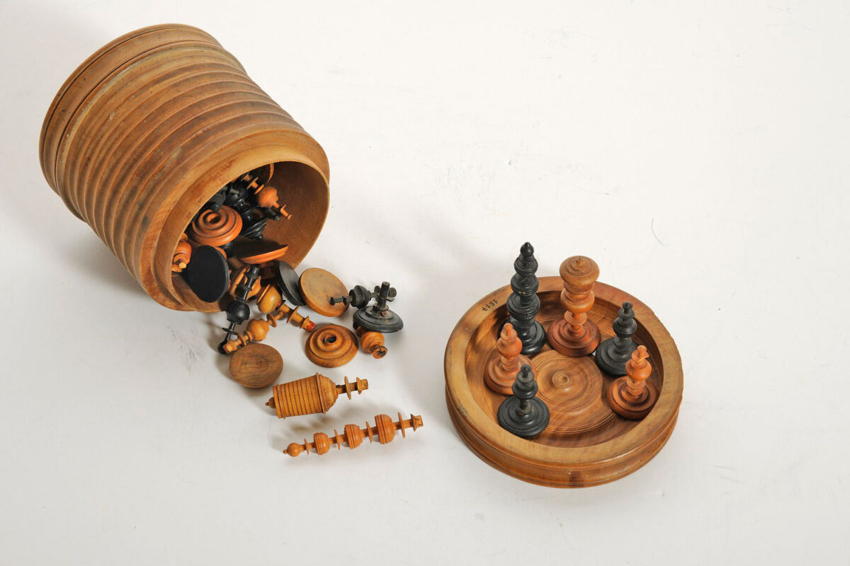 Σκάκι του Αλεξάνδρου Υψηλάντη, 1821-27 (ΕΙΜ 1517). Ξύλινη θήκη με πιόνια από το σκάκι που ο Αλέξανδρος Υψηλάντης είχε κατά τη φυλάκισή του στο Φρούριο Μούγκατς της Αυστρίας. Κρατήθηκε εκεί για χρόνια, υπό άθλιες συνθήκες, και πέθανε μόλις δύο μήνες μετά την απελευθέρωσή του (1827). © ΙΕΕΕ-ΕΙΜ.