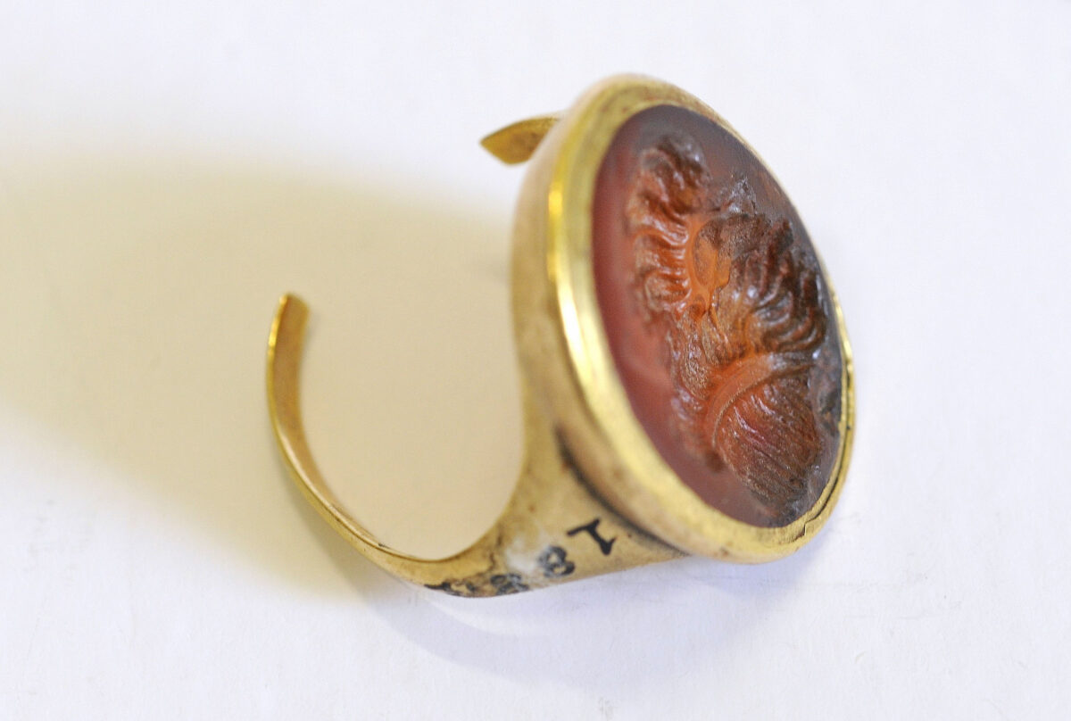 Σφραγιστικό δαχτυλίδι του Θεόδωρου Κολοκοτρώνη. Φέρει κεφαλή Οδυσσέα. Κόκκινος αχάτης και χρυσός, α΄ μισό 19ου αι. (ΕΙΜ 1887). © ΙΕΕΕ-ΕΙΜ.