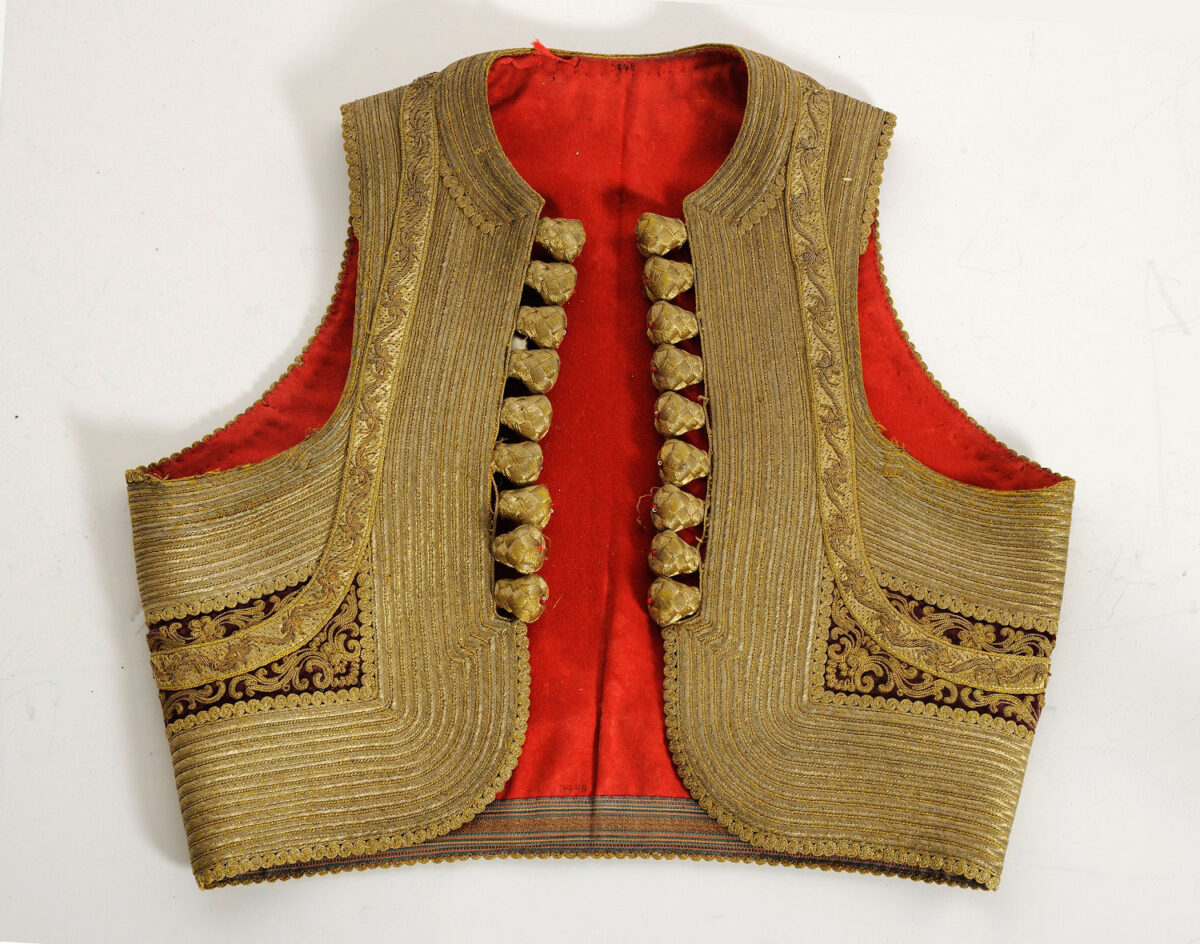 Γιλέκο του Ιωάννη Μακρυγιάννη, 1828 (ΕΙΜ 3748). Ο Iρλανδός Sir Richard Church (1784-1873), παλιός γνώριμος Ελλήνων οπλαρχηγών, δώρισε το γιλέκο στον Μακρυγιάννη το 1828, στα Μέγαρα. © ΙΕΕΕ-ΕΙΜ.