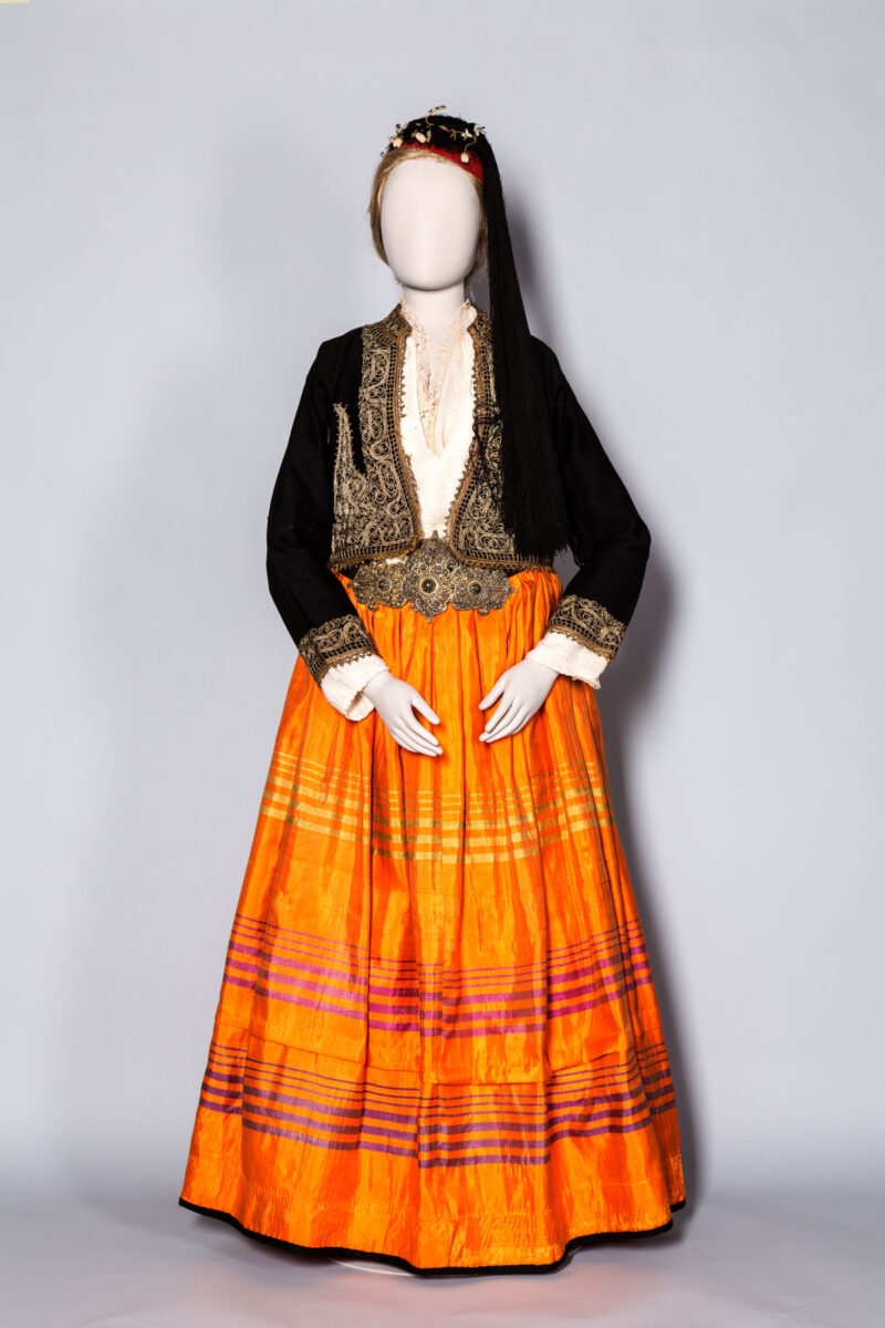 Αστική ενδυμασία Κύπρου, τοπική εκδοχή της επίσημης ενδυμασίας της Αμαλίας, έτσι όπως φορέθηκε στα αστικά κέντρα της Κύπρου. 19ος αι. Μουσείο Μπενάκη.