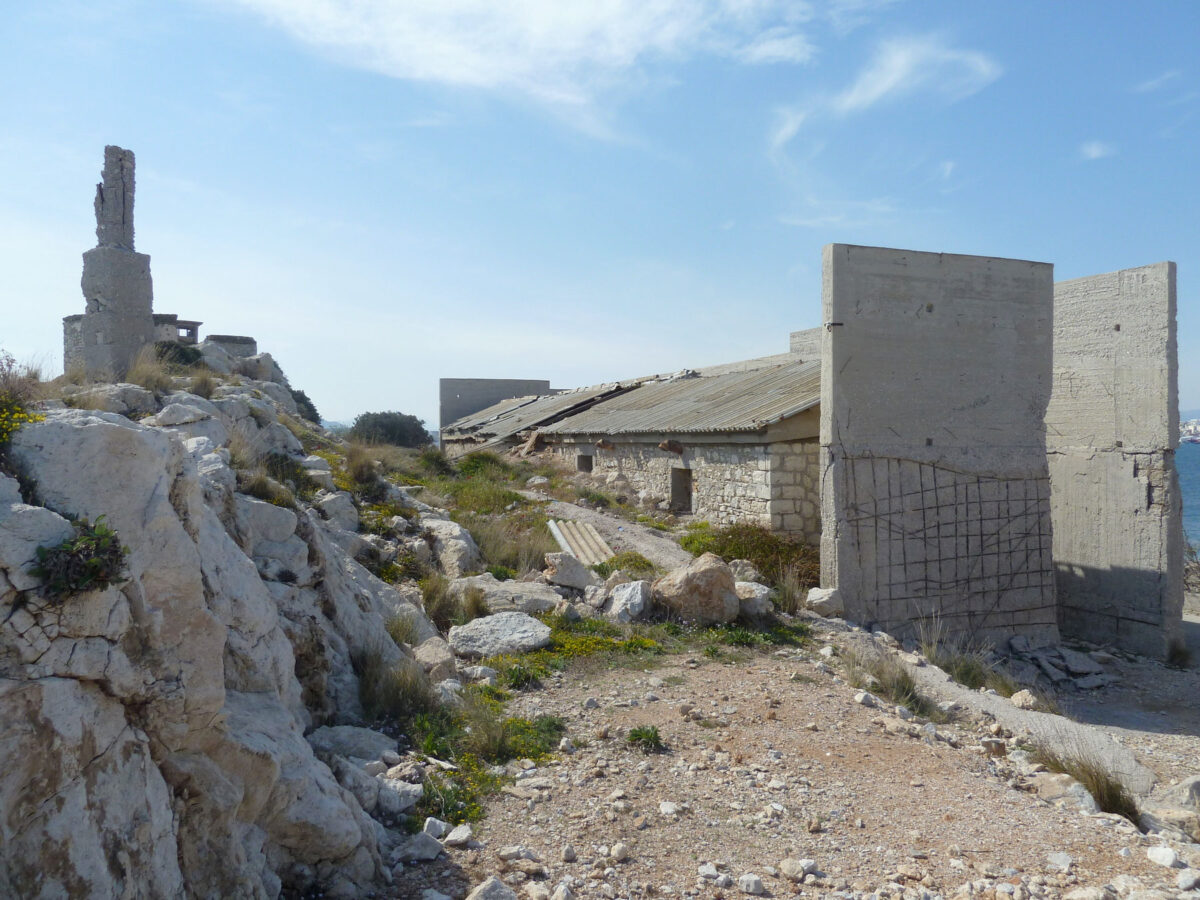 Κτήρια προς αποκατάσταση και επανάχρηση στη Σαλαμίνα (φωτ.: ΥΠΠΟΑ). 
