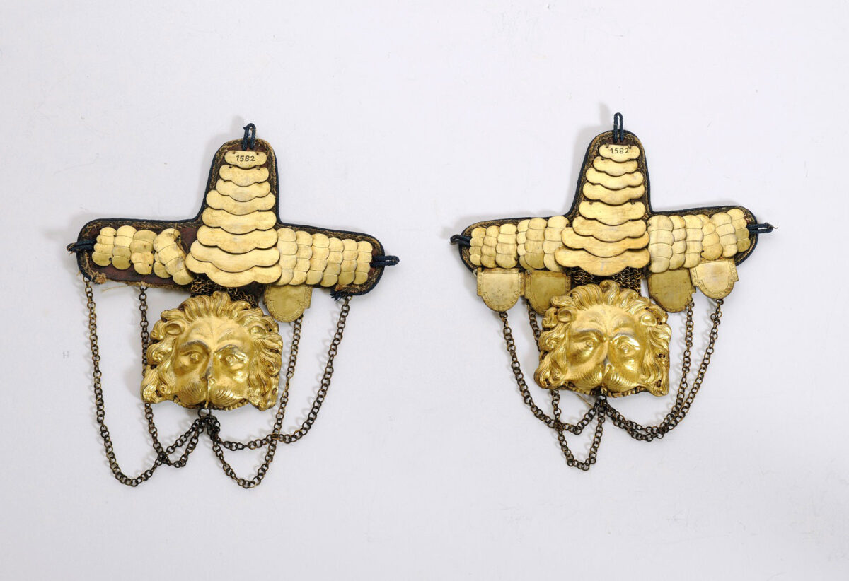 Επωμίδες Θεόδωρου Κολοκοτρώνη. Μπρούντζος, δέρμα, αρχή 19ου αι. (ΕΙΜ 1582). Τις επωμίδες αυτές, όπως και την περικεφαλαία, ο Κολοκοτρώνης τις κράτησε από τη στολή αξιωματικού στο Τάγμα του Δούκα της Υόρκης, όπου είχε υπηρετήσει όταν κατέφυγε στα Επτάνησα, κάτω από τις διαταγές του Richard Church. Είναι διακοσμημένες με κεφαλή λέοντος, έμβλημα της Βρετανικής Αυτοκρατορίας. © ΙΕΕΕ-ΕΙΜ.