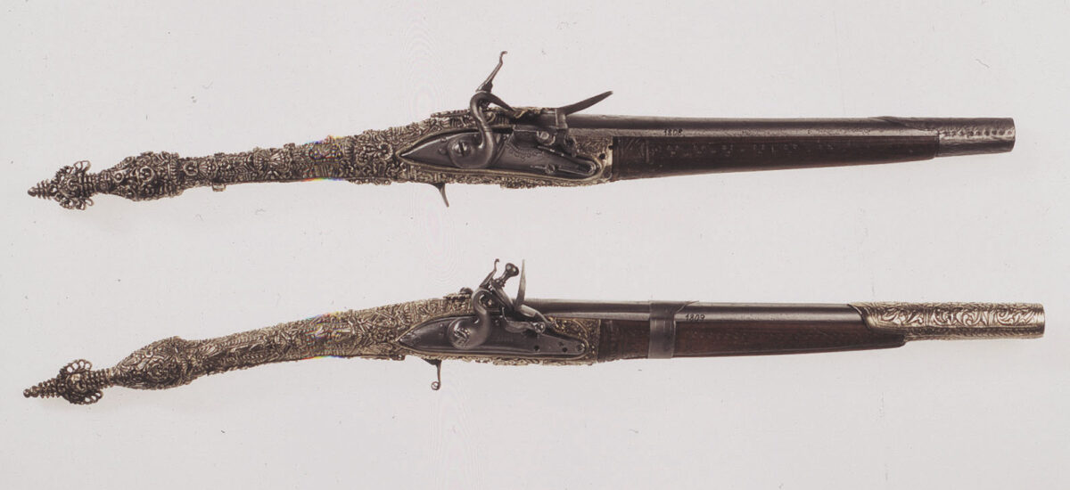 Πιστόλες του Νικηταρά. Ατσάλι, ασήμι, μηχανισμός πυρόλιθου, αρχές 19ου αι. (ΕΙΜ 1808-1809). Ζεύγος πιστόλες αρβανίτικου τύπου, με αργυρή διακόσμηση στην ευθύγραμμη λαβή. © ΙΕΕΕ-ΕΙΜ.