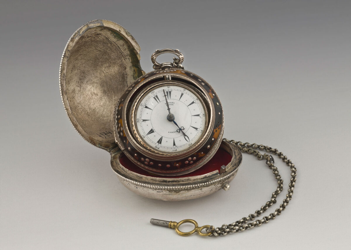 Ρολόι Κανέλλου Δεληγιάννη. Κατασκευαστής Edward Prior, 1860. Επίχρυσος μηχανισμός, ασήμι, ταρταρούγα (EIM 4974). Ρολόι τσέπης τύπου «κρεμμύδι». Τα ρολόγια αυτά, δυτικής προέλευσης, αποτελούσαν πολύτιμο περιουσιακό στοιχείο και ένδειξη κοινωνικού κύρους. Επενδύονταν με εξωτερικό ασημένιο κάλυμμα από ντόπιους αργυροχόους. Ο Κανέλλος απέκτησε το ρολόι στο τέλος της ζωής του. © ΙΕΕΕ-ΕΙΜ.