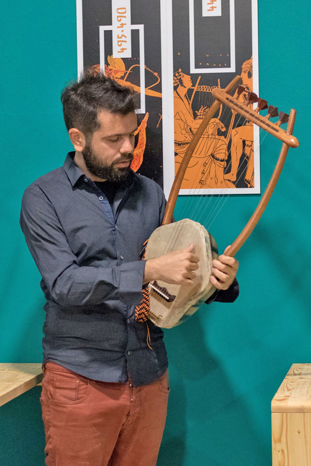 Θεσσαλονικιός παίζει στην αρχαία λύρα μέχρι και μουσική για video games