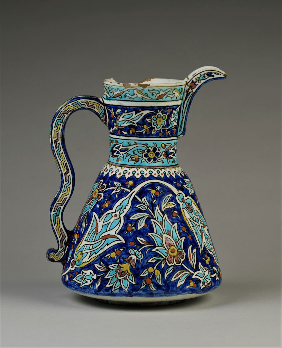 Κανάτι με hatayi και rumî διακοσμητικά θέματα. Στη βάση φέρει διπλή σφραγίδα «Hilmi Kütahya». Πιθανόν από το εργαστήριο του Hafiz Mehmet Emin. Κιουτάχεια, τέλη 19ου αιώνα. Ύψος: 25,5 εκ. Ιδιωτική συλλογή.